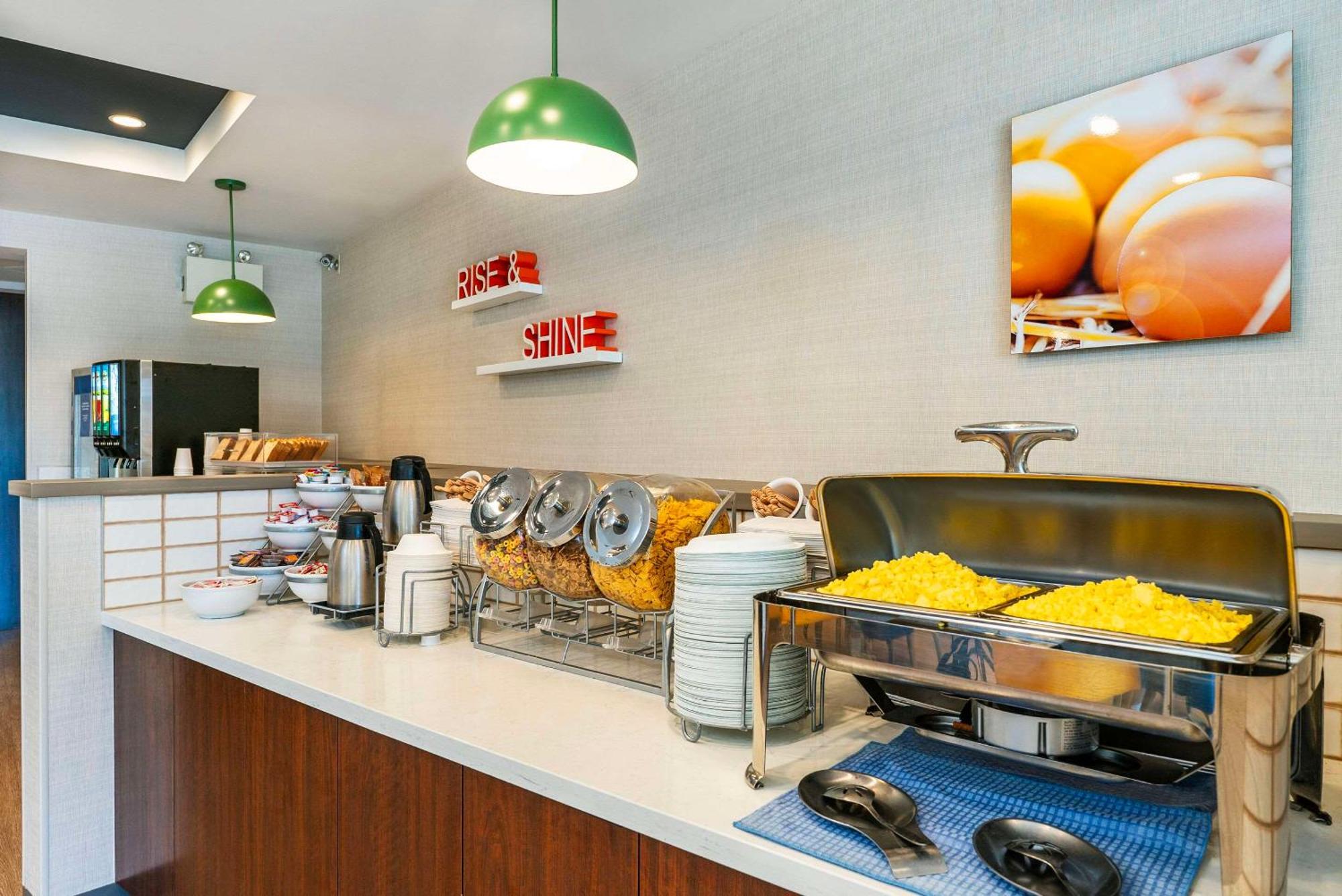Comfort Suites Kelowna Kültér fotó